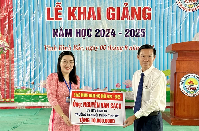 Trưởng Ban Nội chính Tỉnh ủy Kiên Giang dự khai giảng tại Trường THCS và THPT Vĩnh Bình Bắc